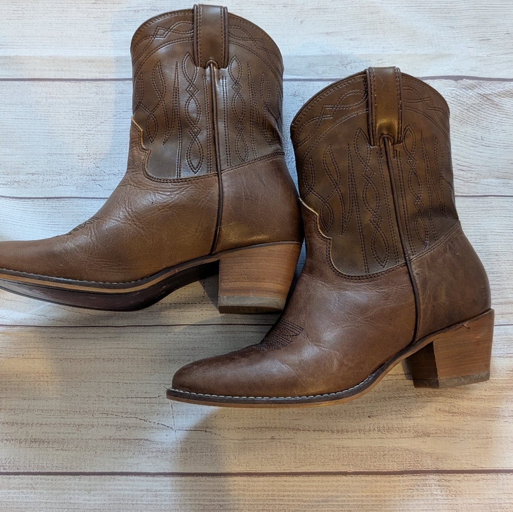 Nocona Women's cowgirl brown boots. Size 8.5